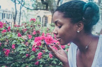 Keeping a gratitude journal is an easy habit to form. (Photo by Tonglé Dakum on Unsplash)