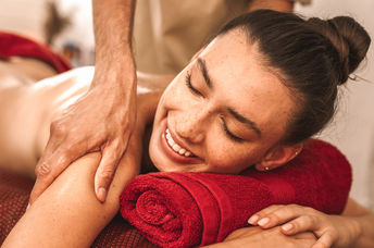 Woman getting an Abhyanga massage.