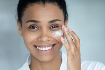 Hydraulic acid for skin benefits in an easy-to-use face cream