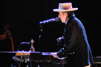 Bob Dylan performing in Spain.