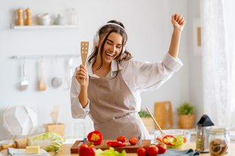 Eating dinner early is healthy.