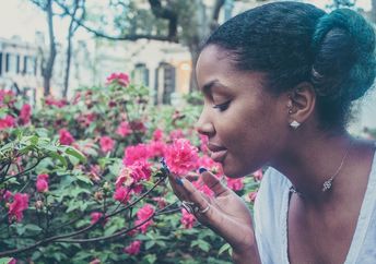 Keeping a gratitude journal is an easy habit to form. (Photo by Tonglé Dakum on Unsplash)