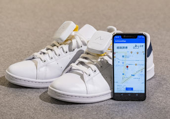 Honda Ashirase vibration device attached to shoes and Ashirase smartphone app screen