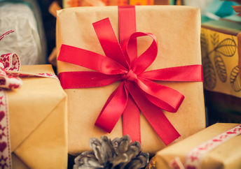 Gifts festively and sustainably wrapped.