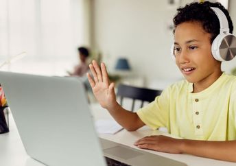 Child learning online.