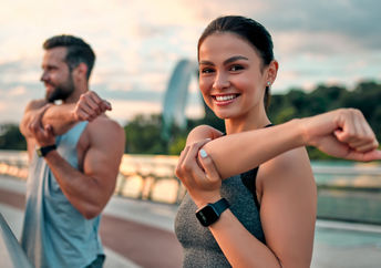 Two physically fit people who use supplements to stay fit in the summer.