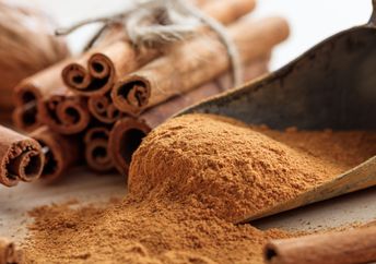 Cinnamon sticks and ground cinnamon spice.