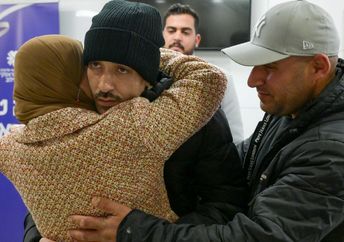 Hisham al-Sayed reunites with loved ones.