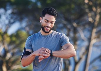 Man checking his oxygen rate while exercising.
