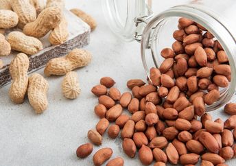 Peanuts in shells and peeled.