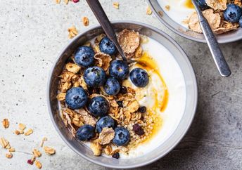 Healthy blueberry yogurt bowl.