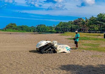 Robot beach cleaner in Bali.