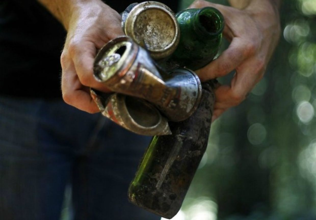 Jeff Kirschner picks up litter