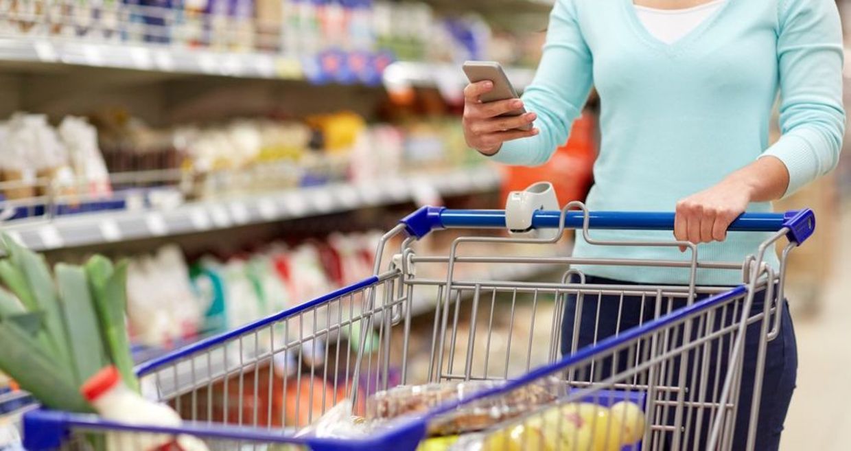 Dozens of apps aim to help shoppers and restaurant owners to cut down on food waste. (Shutterstock)