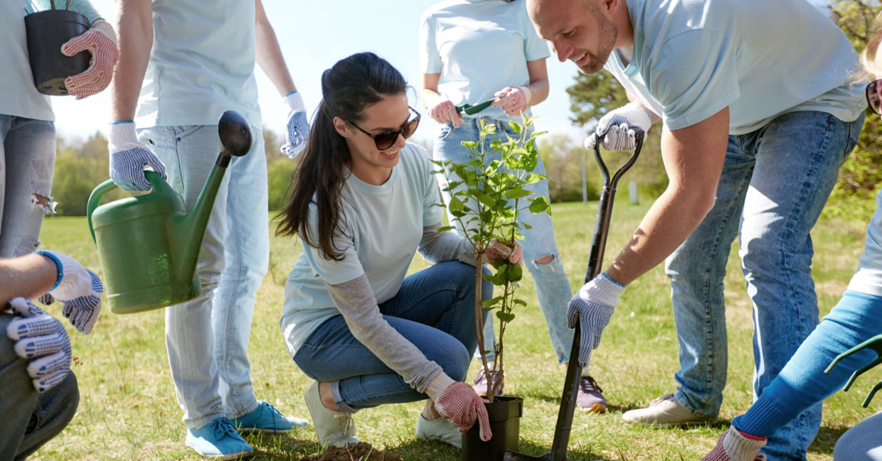 Passengers volunteer at a women’s cooperative and cacao farm. (Syda Productions / Shutterstock.com)