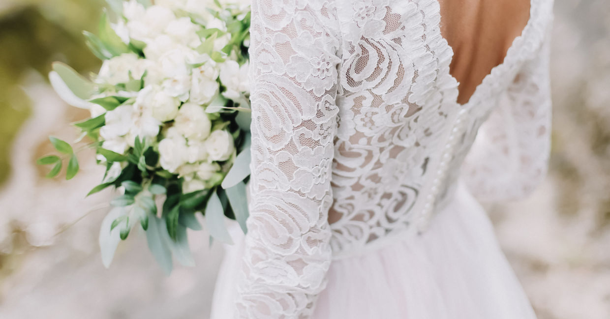 Makenzee Meaux takes of her wig to show her bald head due to her alopecia.