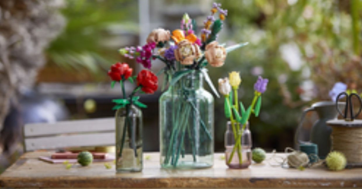 The LEGO Flower Bouquet kit has many blooms.