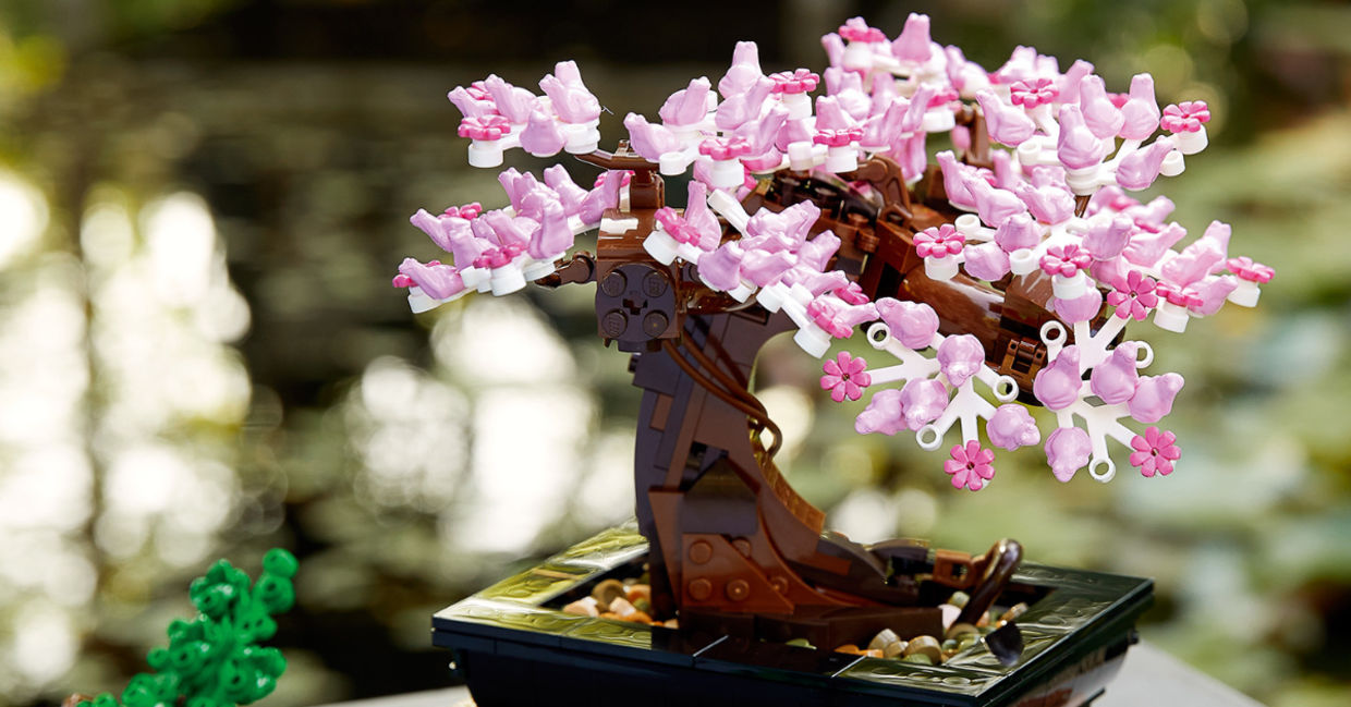 The LEGO Bonsai Tree kit can bloom or be covered in greenleaves.