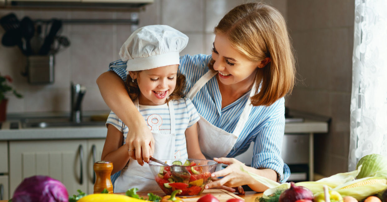 It's too hot for this mom and daughter to turn on the oven.