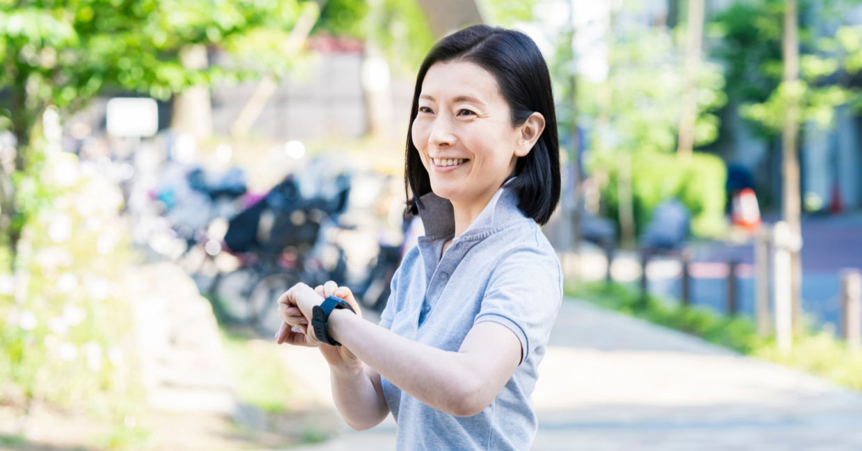 A woman works out using a pedometer.