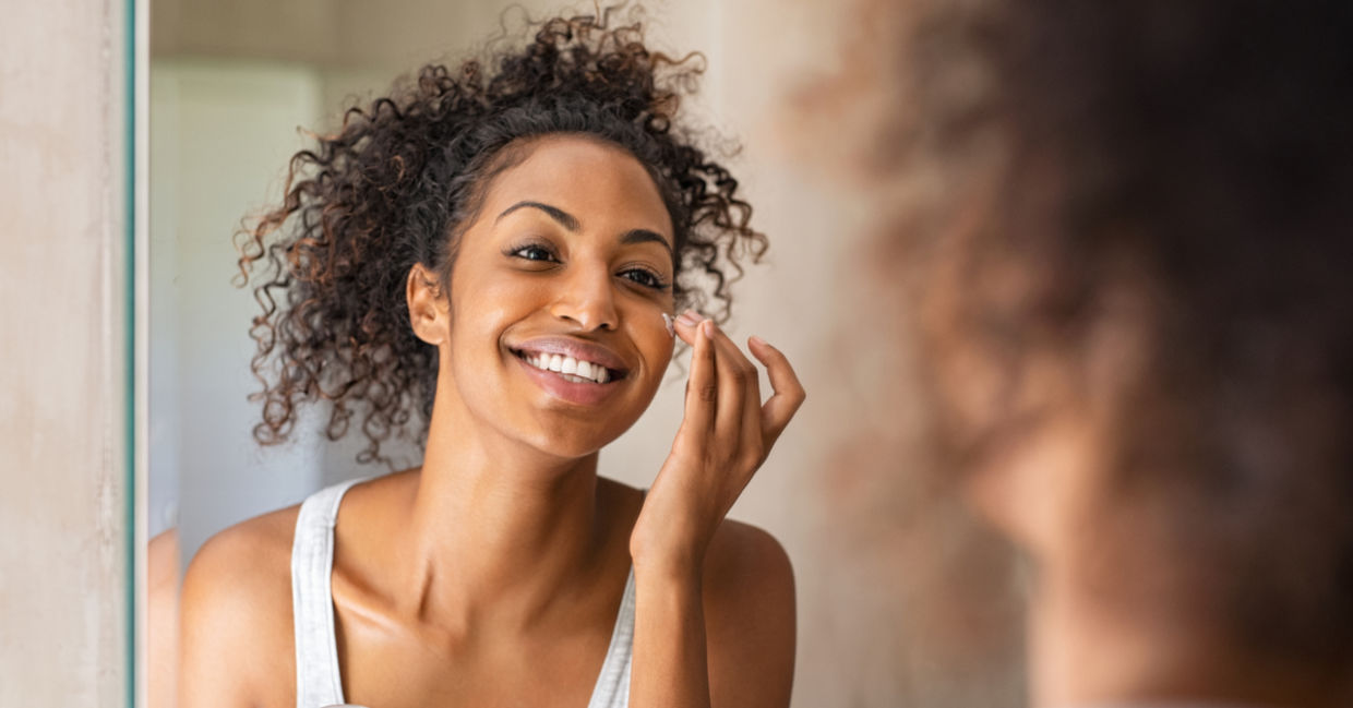 Moisturizing is one of argan oil benefits for faces.