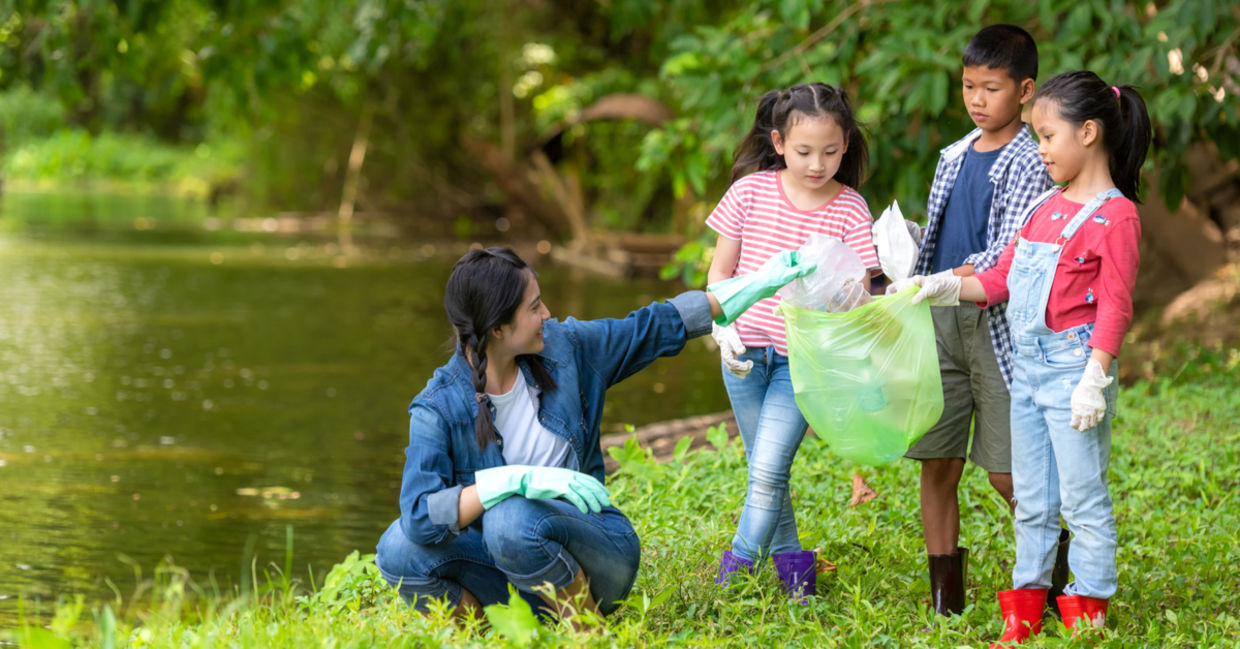 Family cleaning a park on Giving Tuesday.
