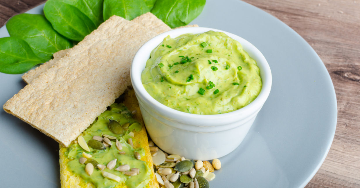 Vegan green goddess dip served with crackers.