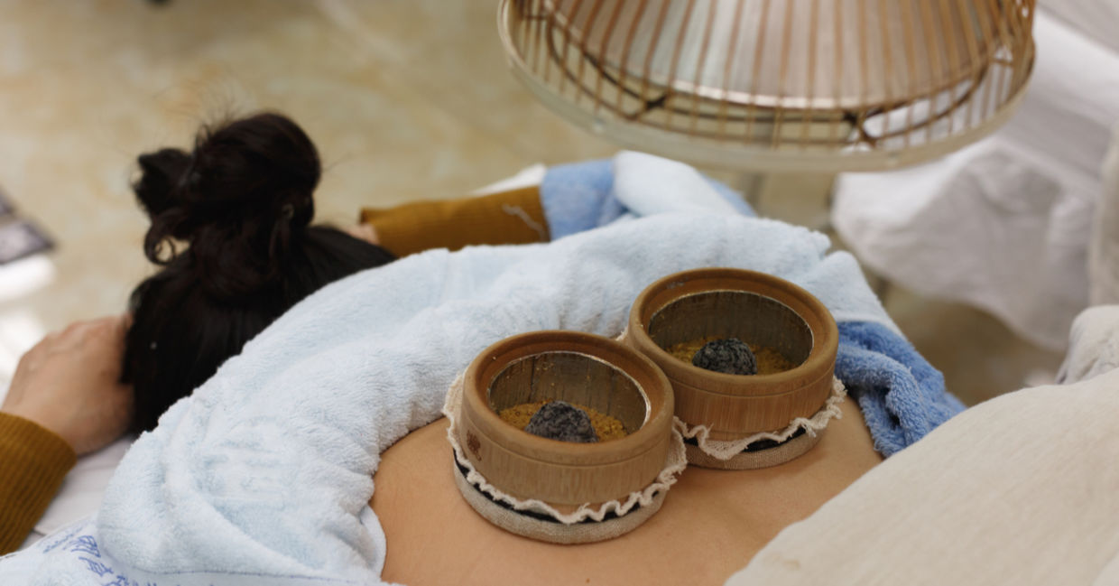 Using moxibustion to heal pain.