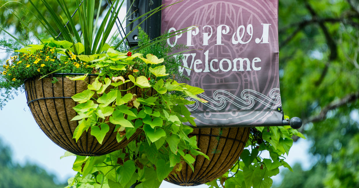 Welcome sign in English and Cherokee in North Carolina.