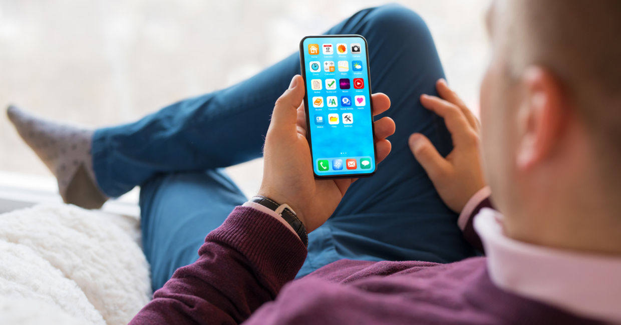 Man optimizing his smartphone homescreen.