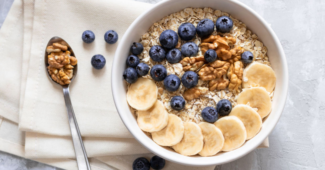 Eating oatmeal and bananas is a home remedy for colds.