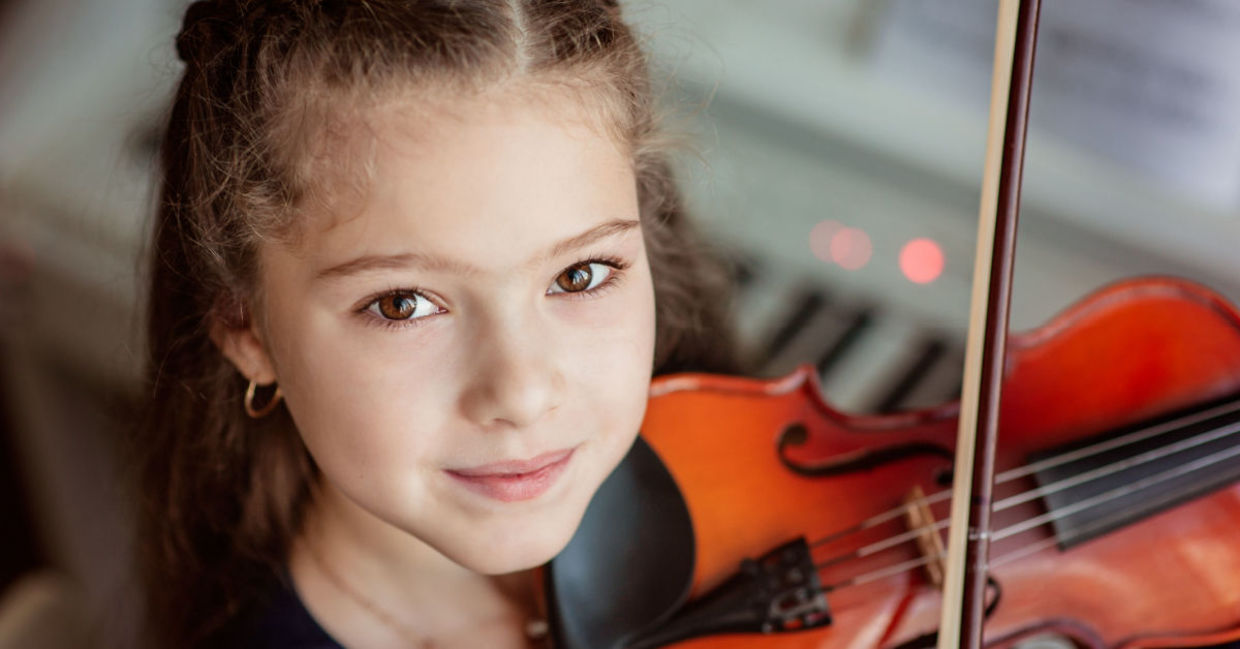 Young girl playing the violin.