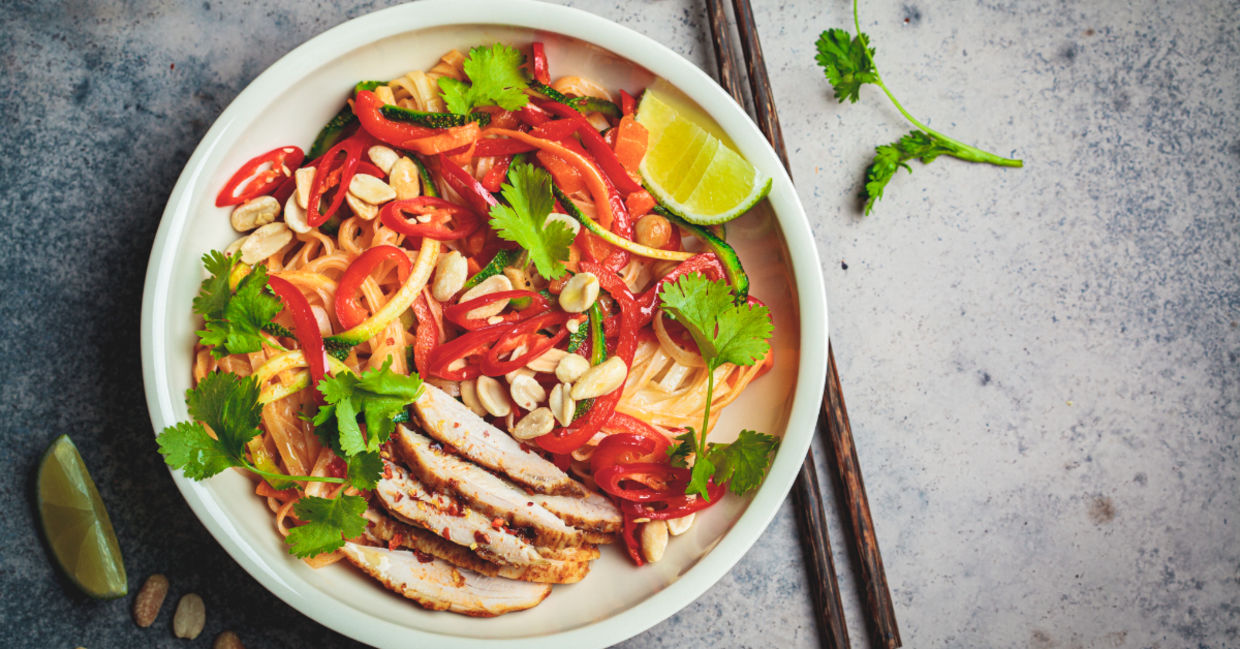 Thai chicken one-bowl is a healthy dinner.