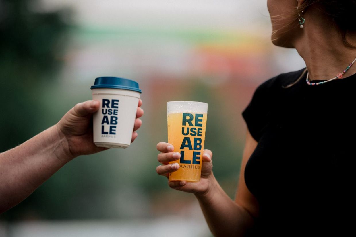 Hot and cold cups that can be reused.