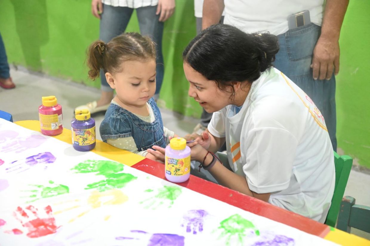 Volunteers help children in Paraguay.