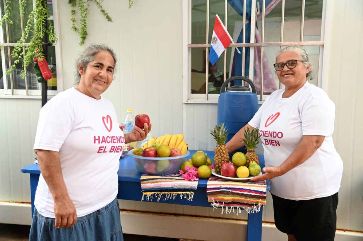 Volunteers help people in need in Paraguay.