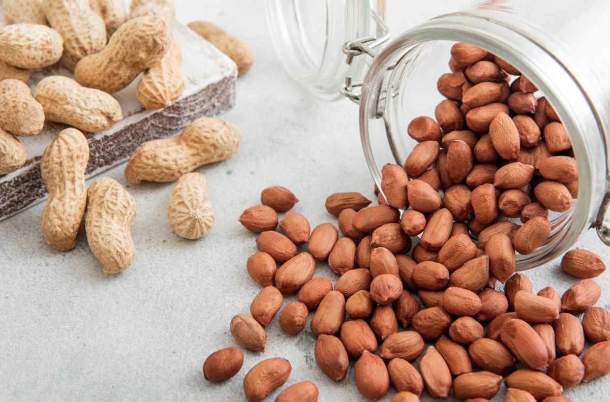 Peanuts in shells and peeled.